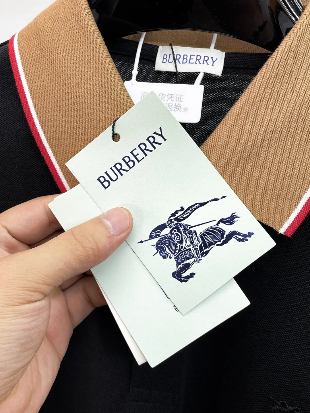 Burberry New Arrival Polo shirt, complete with three labels, original fabric, original customized accessories, official Same Style, made of 210g pure cotton pique fabric, customized same-tank dyed fabric, very comfortable and smooth to the touch, very wide and stylish, produced by the first-line brand Factory, imported Behringer embroidery machine, embroidery is full and textured, the collar rib is woven with imported yarn, does not deform after long-term wear, the most New Arrival style in spring and summer, fashionable and individual Super Versatile and good-looking. It is very suitable for both men and women. It is a must-have for everyone. Size: S-XXL